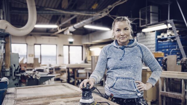 Frontpage - Craftswoman standing at workshop SMALL